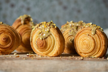 Selbstgemachte New York Rolls – Blätterteigrollen mit Schokocreme und Pistazienfüllung