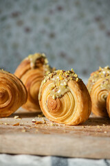 Selbstgemachte New York Rolls – Blätterteigrollen mit Schokocreme und Pistazienfüllung