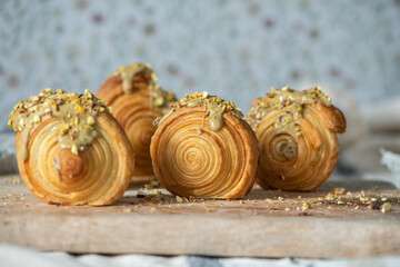 Selbstgemachte New York Rolls – Blätterteigrollen mit Schokocreme und Pistazienfüllung