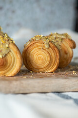 Selbstgemachte New York Rolls – Blätterteigrollen mit Schokocreme und Pistazienfüllung