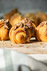 Selbstgemachte New York Rolls – Blätterteigrollen mit Schokocreme und Pistazienfüllung