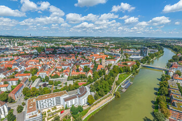 Naklejka premium Ausblick auf die Universitätsstadt Ulm an einem sonnigen Sommertag aus der Luft