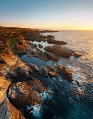 Obraz premium Generated image Aerial perspective of a rocky coastline with tidal pools glowing in the golden summer sun