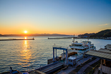 Fototapeta premium 初秋の牛深ハイヤ大橋から見た朝日 熊本県天草市 The sunrise seen from Ushibuka Haiya Ohashi Bridge in early autumn.Kumamoto Pref, Amakusa City. 