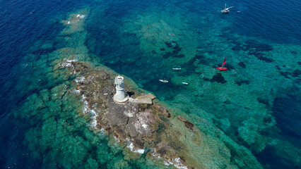 Vista aerea della Secca di Mangiabarche con Faro e Catamarano Rosso