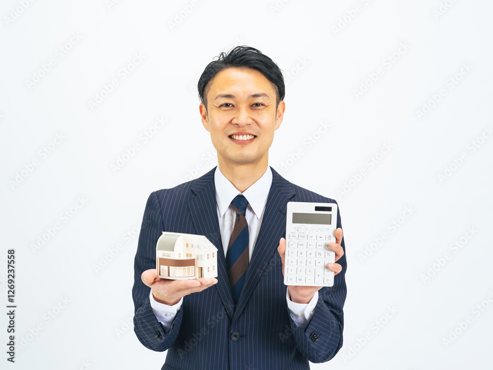 Poster 住宅、営業、見積もり、コスト、資金、電卓、不動産、男性、日本人、ビジネス、ビジネスパーソン、ビジネスマン、ミドル、ミドルエイジ、中年、30代、40代、おじさん、スーツ、仕事、会社員、サラリーマン、ローン、銀行、融資、住まい、暮らし、建築、貯金、投資、資産運用、リースバック、リバースモーゲージ、おすすめ、提案、模型、一戸建て、新築、賃貸、賃料、管理会社、請求、値引き、お得、契約、笑顔、価格、値段、人