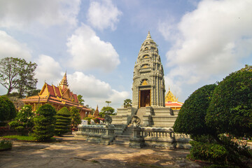 Fototapeta premium The Som Rong Pagoda in Soc Trang province houses Vietnam's biggest reclining Buddha statue.