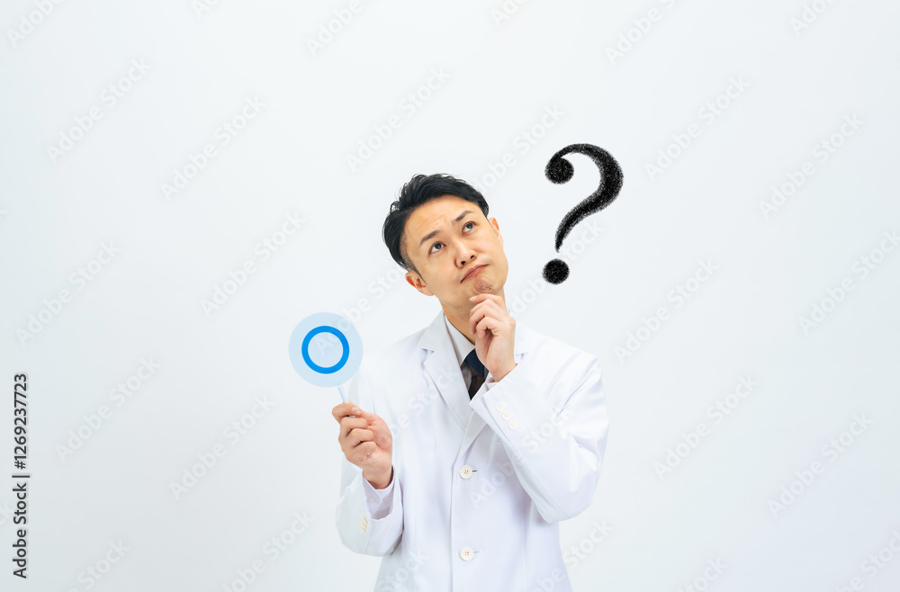 Leinwandbilder 悩む、男性、医師、研究者、科学者、正解、クイズ、問題、はてな、疑問、クエスチョン、迷う、医学、研究、開発、製薬、薬剤師、マル、確認、承認、不満、考える、ミドルエイジ、中年、30代、40代、日本人、白バック、切り抜き、コピースペース、広告、困る、選択、決断、合格、転職、白衣、病院、経営、クリニック、解答、質問、診療、ヘルスケア、健康、診断、診察、常識、人物