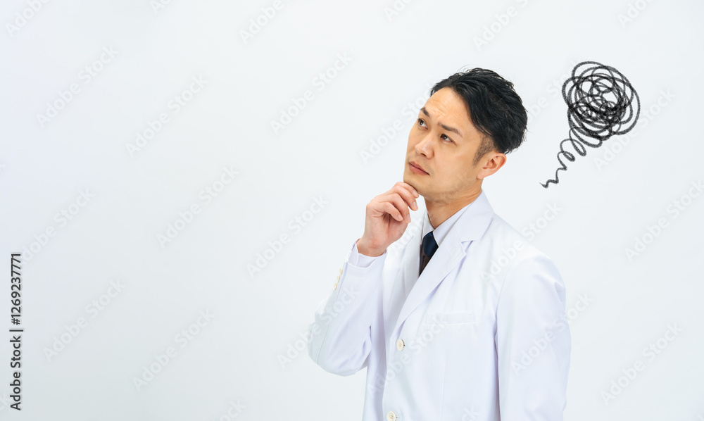 Leinwandbilder 悩む、医師、考える、困る、がっかり、落ち込む、男性、日本人、研究者、科学者、白衣、疲労、疑問、不満、不安、心配、ネガティブ、経営、医療、医者、ドクター、人手不足、ミドルエイジ、転職、求人、薬剤師、製薬、研究、開発、教授、博士、悩み、トラブル、問題、課題、憂うつ、ストレス、誤解、イライラ、残念、疑似科学、フェイクニュース、コピースペース、白バック、広告、難しい、病院、クリニック、先生、人物