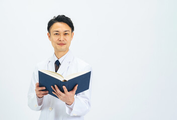 医師、研究者、科学者、専門家、研究、本、勉強、学習、教授、博士、ミドル、ミドルエイジ、中年、30代、40代、男性、日本人、おじさん、書籍、開発、論文、理系、白衣、ビジネス、経営、アドバイザー、アドバイス、辞書、辞典、白バック、切り抜き、コピースペース、広告、笑顔、知識、教育、大学、医学、医療、メディカル、実験、査読、文献、人材、教師、ドクター、先生、薬剤師、診察、人物