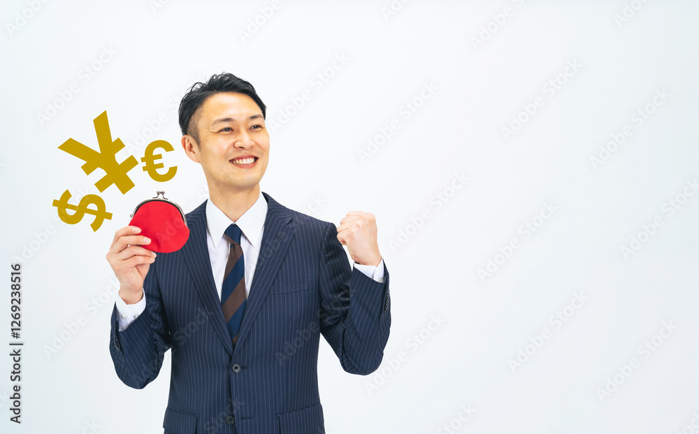 Poster お金、マネー、現金、ガッツポーズ、キャッシュ、ボーナス、貯金、副業、収入、ビジネス、嬉しい、喜ぶ、キャンペーン、セール、キャッシュバック、外貨、FX、為替、越境EC、営業、応援、ミドルエイジ、中年、男性、日本人、おじさん、ビジネスマン、ビジネスパーソン、スーツ、仕事、会社員、サラリーマン、白バック、切り抜き、コピースペース、広告、財布、銀行、ラッキー、チャンス、笑顔、期待、貯蓄、給料、節税、金融、