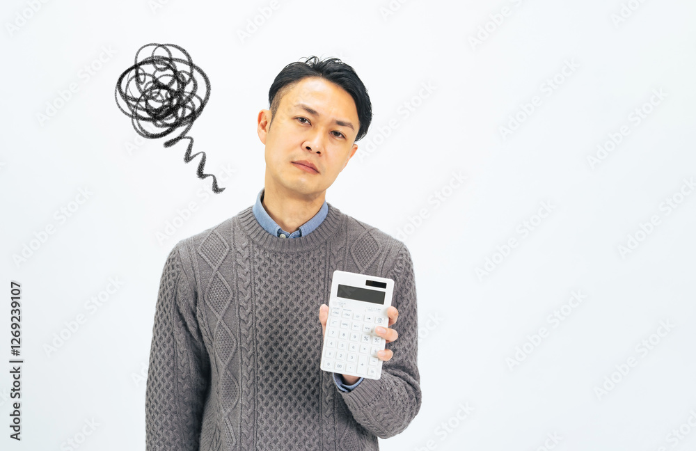 Aufkleber 男性、貯金、節約、お金、電卓、がっかり、確定申告、経理、コスト、計算、困る、悩む、悩み、トラブル、問題、落ち込む、残念、マネー、資金、増税、税金、負担、社会保険料、フリーランス、個人事業主、仕事、カジュアル、ミドル、ミドルエイジ、中年、30代、40代、日本人、おじさん、白バック、切り抜き、コピースペース、広告、パパ、お父さん、イライラ、不満、怒る、ストレス、心配、カメラ目線、失敗、ローン、散財、人