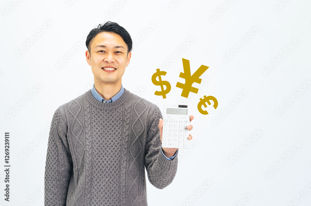 Poster お金、マネー、貯金、電卓、計算、プラン、値下げ、フリーランス、節約、財テク、男性、日本人、投資、資産運用、銀行、簿記、経理、会計、円高、円安、ドル、ユーロ、FX、外貨、為替、外為、お小遣い、ミドル、ミドルエイジ、中年、30代、40代、おじさん、白バック、切り抜き、コピースペース、広告、パパ、お父さん、カジュアル、副業、利益、金融、経済、確定申告、決算、資金、コスト、人物