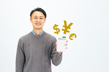 お金、マネー、貯金、電卓、計算、プラン、値下げ、フリーランス、節約、財テク、男性、日本人、投資、資産運用、銀行、簿記、経理、会計、円高、円安、ドル、ユーロ、FX、外貨、為替、外為、お小遣い、ミドル、ミドルエイジ、中年、30代、40代、おじさん、白バック、切り抜き、コピースペース、広告、パパ、お父さん、カジュアル、副業、利益、金融、経済、確定申告、決算、資金、コスト、人物