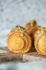 Selbstgemachte New York Rolls – Blätterteigrollen mit Schokocreme und Pistazienfüllung