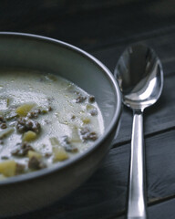 Frische Hackfleisch-Lauch-Suppe mit Kartoffelstücken – Perfekt für den Frühling