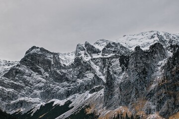 Nahaufnahme felsiger Gipfel im Winter