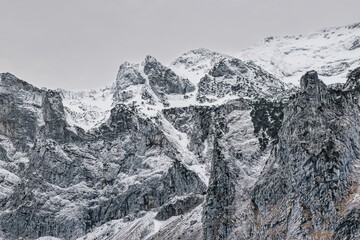 Nahaufnahme felsiger Gipfel im Winter