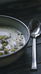 Frische Hackfleisch-Lauch-Suppe mit Kartoffelstücken – Perfekt für den Frühling