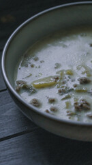 Frische Hackfleisch-Lauch-Suppe mit Kartoffelstücken – Perfekt für den Frühling