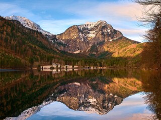 Berg spiegelt sich im herbstlichen See