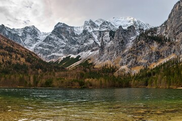 herbstlicher See in den Bergen