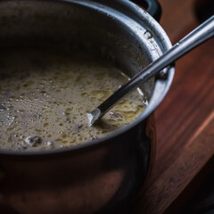 Wärmende Hackfleisch-Lauch-Suppe mit Kartoffelstücken für gemütliche Herbsttage