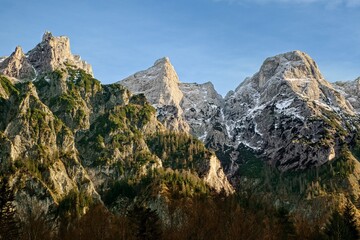 Nahaufnahme felsiger Gipfel im Sommer