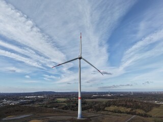 Windrad an einem klaren Wintermorgen auf einer Halde im Ruhrgebiet