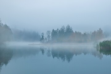 Morgendlicher Nebel &uuml;ber dem Almsee in Ober&ouml;sterreich