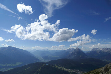 Naklejka premium Panoramic view Hohe Munde from Nordlinger hut on Karwendel Hohenweg, Austria