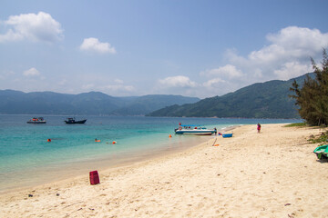 Hon Nua Island, located in the southern central coastal province of Phu Yen, provides visitors with unspoiled and pristine natural scenery along with a romantic and tranquil atmosphere