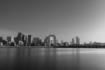 モノクロームの都市風景と静かな水面
Monochrome Cityscape with Serene Water