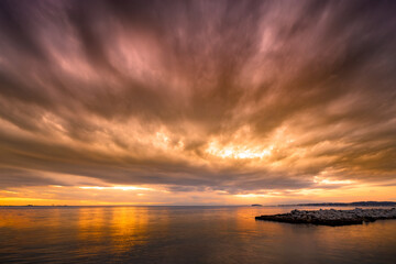 長時間露光で描かれるドラマチックな夕空と静寂な海　森戸海岸のアートフォト