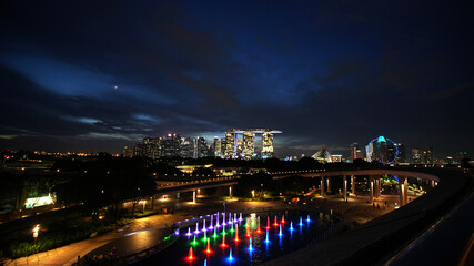 Fototapeta premium Singapore Cityscape at Night with Colorful Fountain.