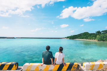 青い海とカップル