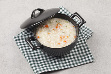 Add chicken and porridge. Cut the chicken into pieces, strain through a large sieve to loosen the meat, add non-glutinous rice, add soy sauce, boil again, and season.
 닭고기를 넣고 쑨 죽. 닭고기를 토막 쳐서 살이 풀어지도록