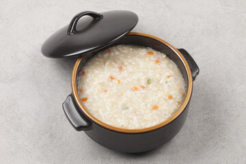 Add chicken and porridge. Cut the chicken into pieces, strain through a large sieve to loosen the meat, add non-glutinous rice, add soy sauce, boil again, and season.
 닭고기를 넣고 쑨 죽. 닭고기를 토막 쳐서 살이 풀어지도록