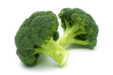 Dwie główki brokuł o intensywnym zielonym kolorze na białym tle © Blue Pixel