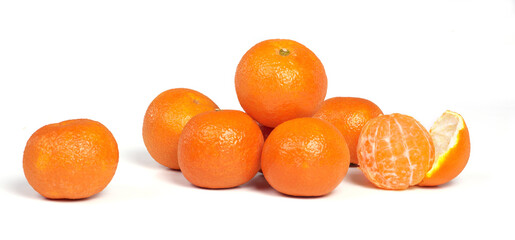 Mandarynki, w tym jedna obrana na białym tle © Blue Pixel