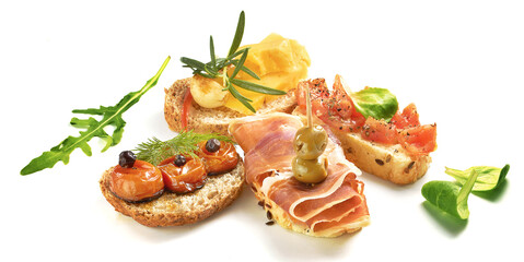 Bruschetty z dodatkami - pomidory, oliwki, wędliny i zioła © Blue Pixel