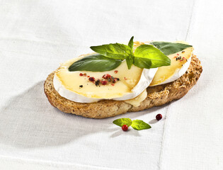 Kanapka z serem camembert i ziołami