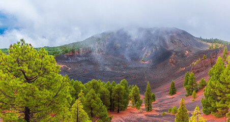 Caminando entre volcanes en la isla de La Palma, Canarias