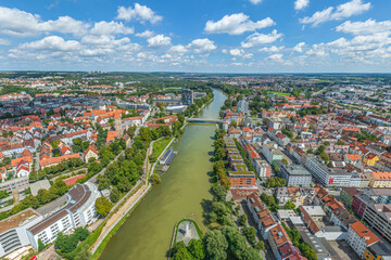 Ausblick auf die Zweilandstadt Ulm/Neu-Ulm rund um die Insel Schwal von oben