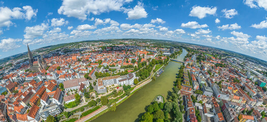 Ausblick auf die Zweilandstadt Ulm/Neu-Ulm rund um die Insel Schwal von oben © ARochau