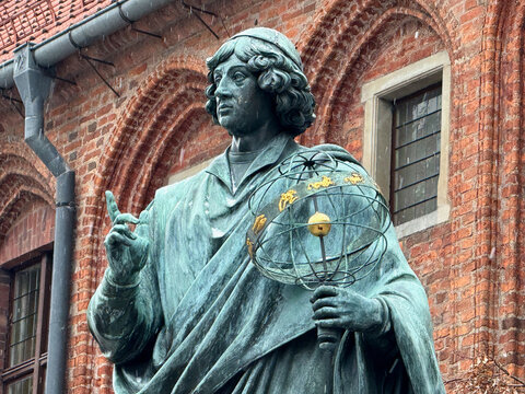 Pomnik Mikołaja Kopernika, posąg astronoma w Toruniu. Rynek toruński,  ratusz.