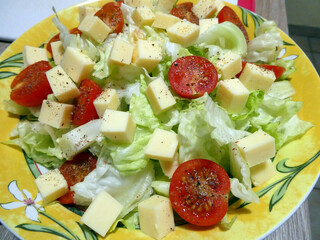 Eisbergsalatt mitTomaten und Gouda