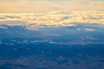 Fototapeta premium Scenic view of vast mountain ranges and clouds during daylight hours
