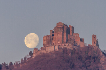 La Luna tramonta dietro la Sacra di San Michele alla Golden Hour