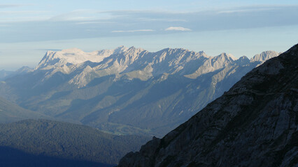 Obraz premium Ursprungssattel Nordlinger hut on Karwendel Hohenweg, Austria